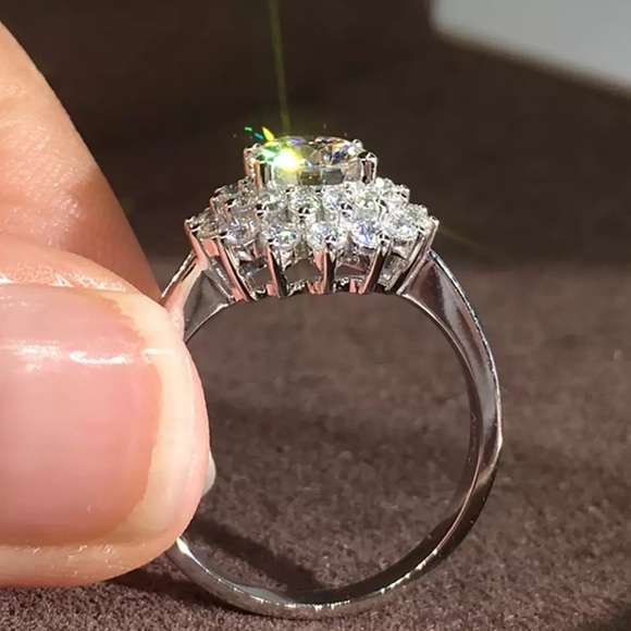 18K White Gold Moissanite Diamonds Ring - Picture 2 of 4